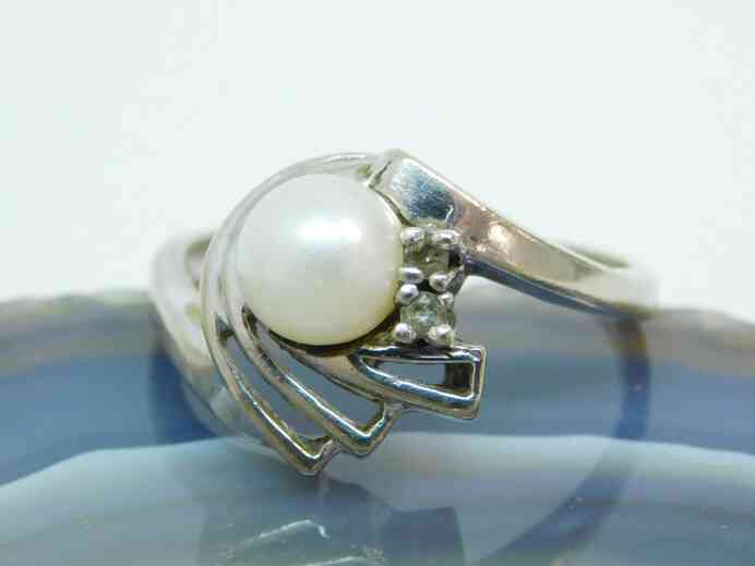 Art Deco designed 10K white gold Pearl ring size 7.25