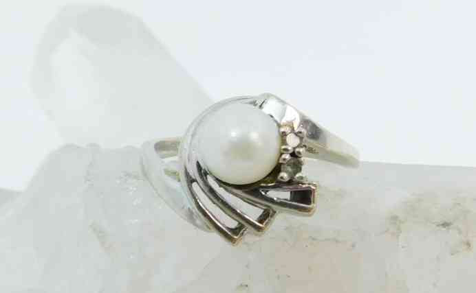 Art Deco designed 10K white gold Pearl ring size 7.25