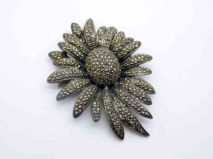 Elegant Marcasite daisy brooch in 925 silver