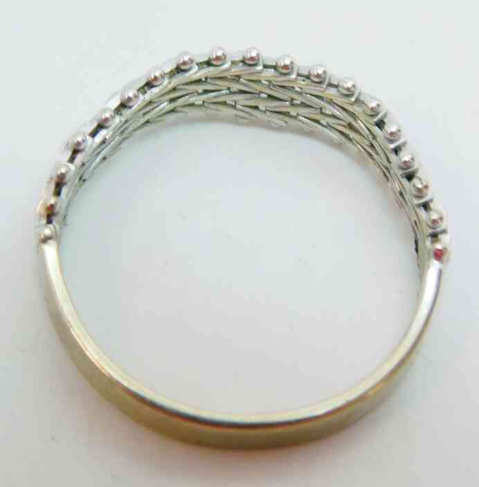 Elegant 14K white gold chevron- linked chain ring