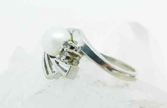 Art Deco designed 10K white gold Pearl ring size 7.25