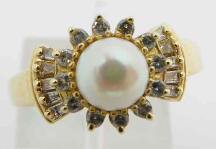 Deco style pearl and Diamond ring in 14K yellow gold