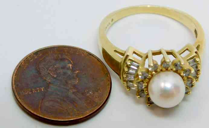 Deco style pearl and Diamond ring in 14K yellow gold