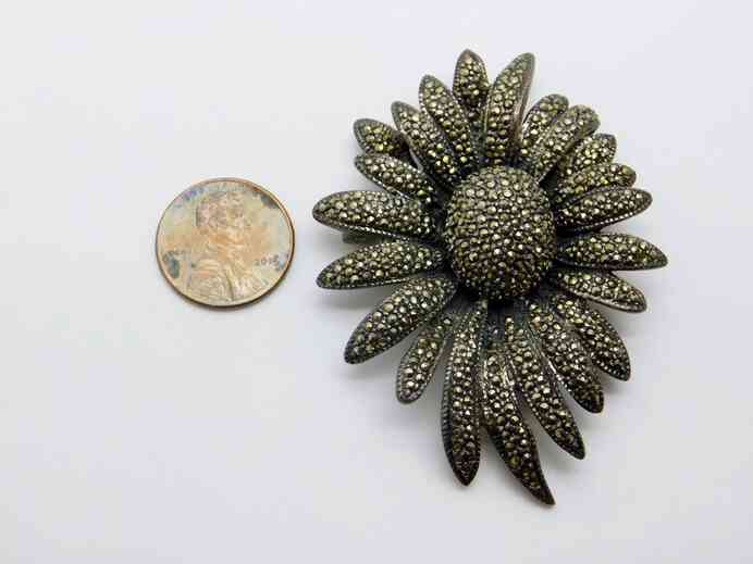 Elegant Marcasite daisy brooch in 925 silver