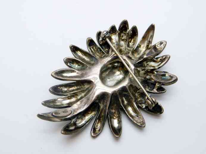 Elegant Marcasite daisy brooch in 925 silver