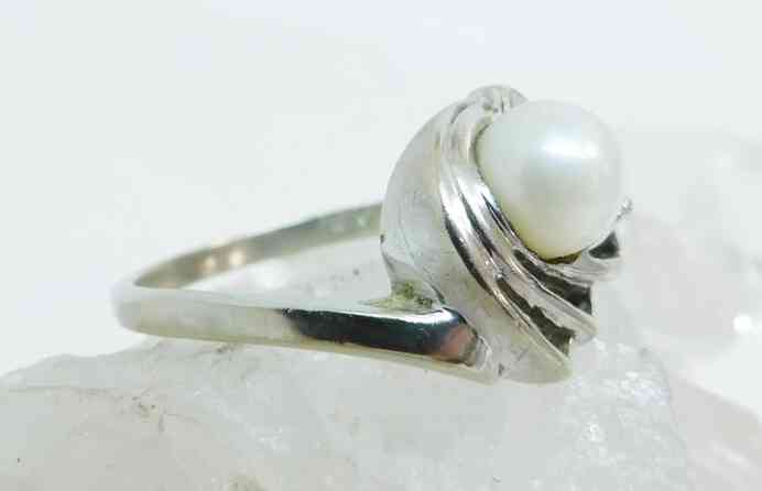 Art Deco designed 10K white gold Pearl ring size 7.25