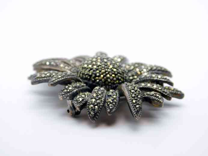 Elegant Marcasite daisy brooch in 925 silver