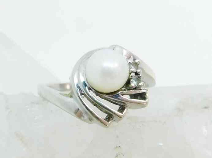 Art Deco designed 10K white gold Pearl ring size 7.25