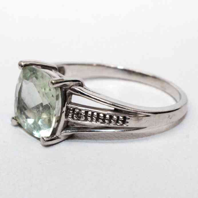 Aquamarine Elegant white gold VNTG ring size 6.25